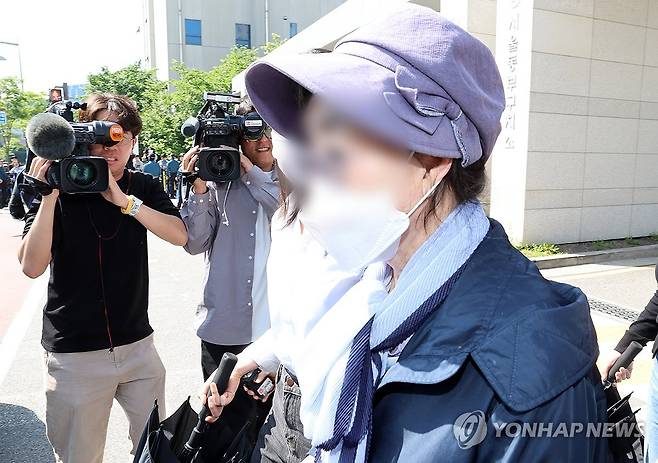 윤석열 대통령 장모, 동부구치소서 가석방 (서울=연합뉴스) 서대연 기자 = 통장 잔고 증명서 위조 혐의 등으로 작년 7월 징역 1년을 선고받고 복역 중이던 윤석열 대통령의 장모 최은순 씨가 14일 오전 가석방 돼 서울동부구치소를 나서고 있다. 2024.5.14 [공동취재] dwise@yna.co.kr