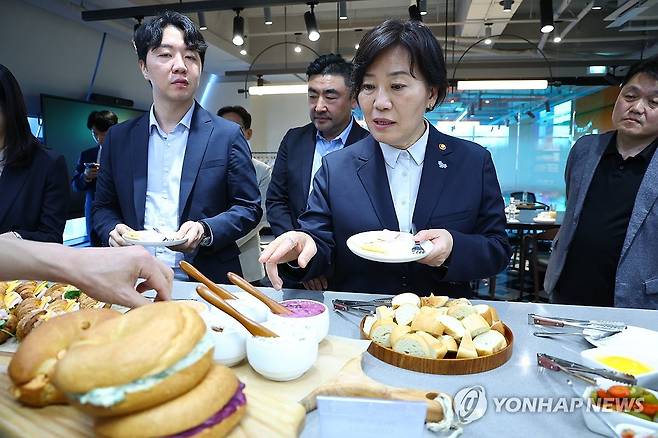 신세계푸드 연구소 방문한 송미령 장관 (서울=연합뉴스) 송미령 농림축산식품부 장관이 16일 서울 성동구 신세계푸드 연구소를 방문해 가루쌀로 만든 우유, 치즈, 크림, 베이커리류 등을 둘러보고 있다. 2024.5.16 [농림축산식품부 제공. 재판매 및 DB 금지] photo@yna.co.kr