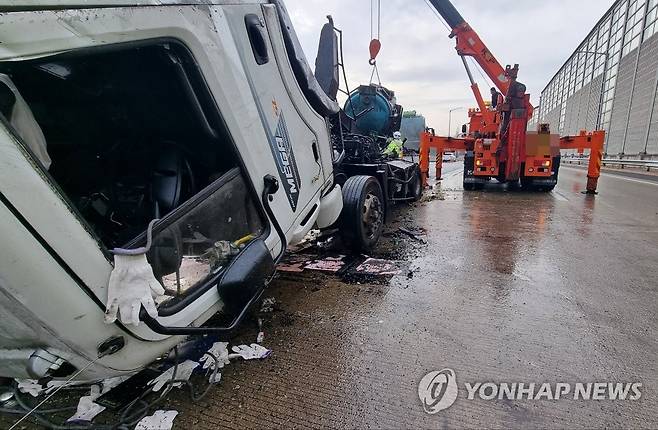 고속도로 빗길 사고 [연합뉴스 자료사진]