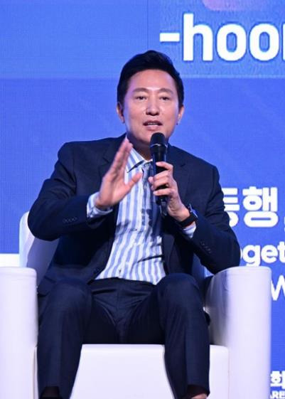 '2024 서울 약자 동행 포럼'에 참석한 오세훈 시장 (서울=연합뉴스) 오세훈 서울시장이 27일 동대문디자인플라자(DDP) 아트홀2관에서 열린 '2024 서울 약자동행 포럼'에서 약자와의 동행 정책 배경과 성과에 대해 설명하고 있다. 2024.6.27 [서울시 제공. 재판매 및 DB 금지]