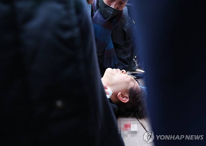 이재명, 부산 방문 일정 중 피습 당시 현장 [연합뉴스 자료사진]