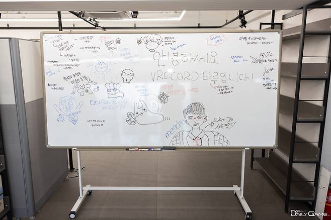 스콘 모션캡쳐 스튜디오. 각종 소품들과 함께 실시간 방송이나 콘텐츠에서 사용된 소품들에도 마커가 붙어있었다.