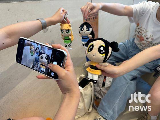 27일 열린 뉴진스 도쿄돔 팬미팅을 위해 모인 각국의 버니즈(팬덤)들이 즐거운 시간을 보내고 있다.〈사진=JTBC엔터뉴스〉