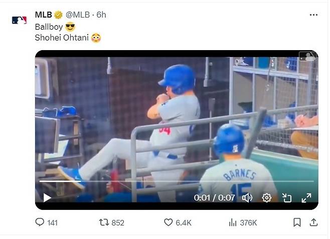 볼보이가 더그아웃으로 날아온 타구를 맨손으로 잡아내는 모습. (MLB닷컴 SNS 캡처)