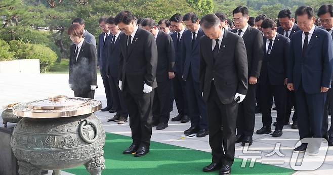 우원식 국회의장을 비롯한 참석자들이 28일 오전 서울 동작구 국립서울현충원을 참배하고 있다. 2024.6.28/뉴스1 ⓒ News1 임세영 기자