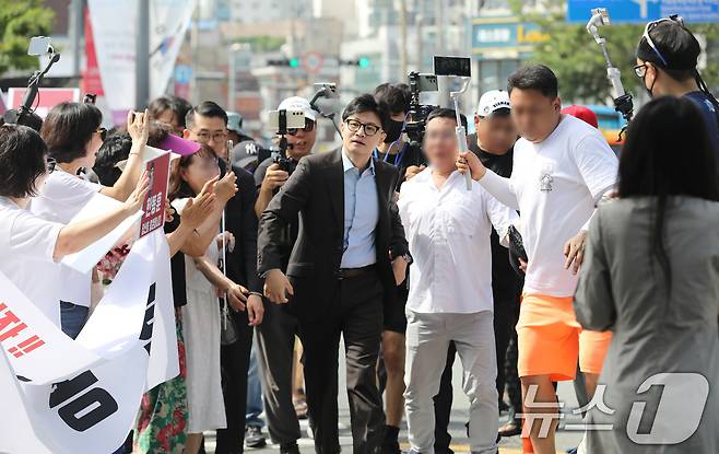 국민의힘 당권주자인 한동훈 전 비상대책위원장이 28일 오전 부산 남구 유엔기념공원 정문 앞에서 지지자들과 인사를 나누고 있다. 2024.6.28/뉴스1 ⓒ News1 윤일지 기자