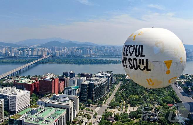 28일 서울 영등포구 여의도공원 상공에 보름달 모양의 계류식 기구 '서울달'이 시험 비행을 하고 있다. 2024.6.28/뉴스1 ⓒ News1 김진환 기자