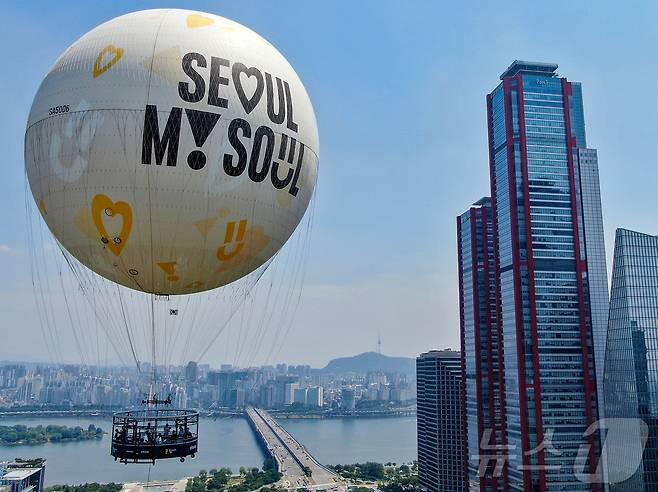 28일 서울 영등포구 여의도공원 상공에 보름달 모양의 계류식 기구 '서울달'이 시험 비행을 하고 있다. 2024.6.28/뉴스1 ⓒ News1 김진환 기자