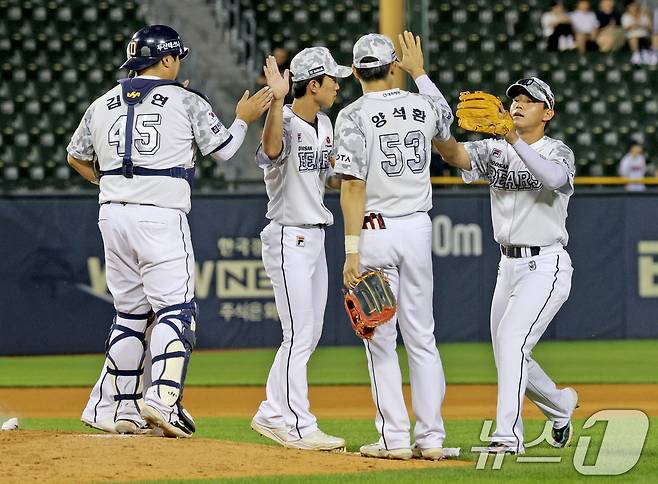 28일 오후 서울 송파구 잠실야구장에서 열린 프로야구 ' 2024 신한은행 SOL뱅크 KBO리그' SSG 랜더스와 두산 베어스의 경기에서 10대 0으로 승리한 두산 선수들이 승리를 자축하고 있다. 2024.6.28/뉴스1 ⓒ News1 장수영 기자