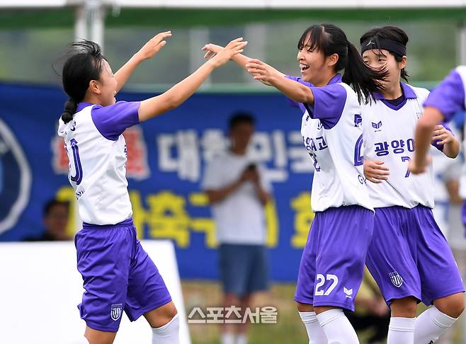 전남 광양여고 정하은(오른쪽)이 27일 경남 합천군 군민체육공원에서 진행된 ‘2024 스포츠 명품도시 웰니스 합천에서 펼쳐지는 제32회 여왕기 전국여자축구대회’ 고등부 울산 현대고와 결승전에서 추가골을 넣고 조혜영과 함께 기뻐하고 있다. 2024. 6. 27.  합천 | 박진업 기자 upandup@sportsseoul.com