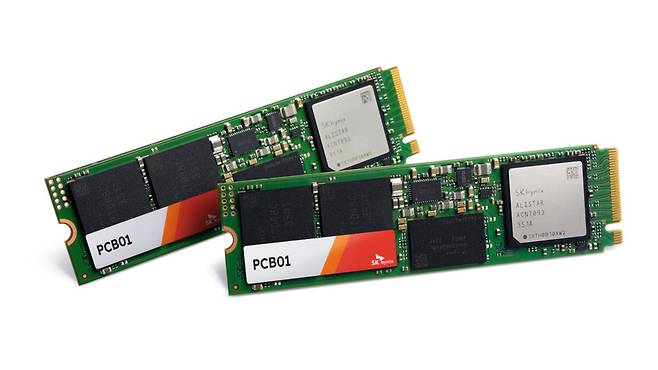 SK하이닉스가 온디바이스 AI PC에 탑재되는 업계 최고 성능의 SSD 제품인 'PCB01'의 개발을 완료했다고 밝혔다.