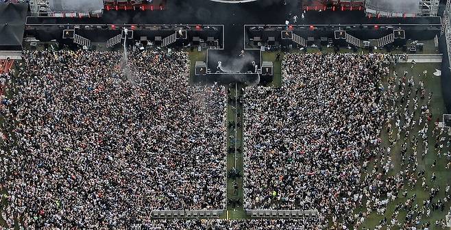 작년 6월 25일 오후 서울 잠실종합운동장 특설무대에서 열린 '워터밤 서울 2023'에 인파가 몰린 모습. /뉴스1