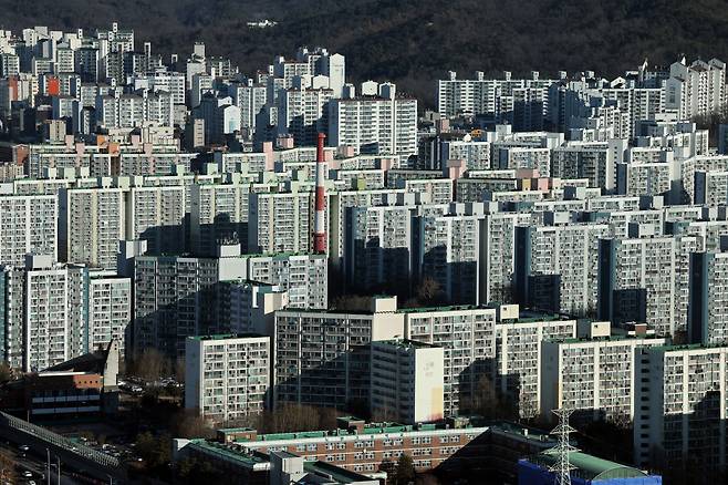 서울 도봉구 한 고층빌딩에서 노원구의 아파트 밀집 지역이 보이고 있다. /뉴스1