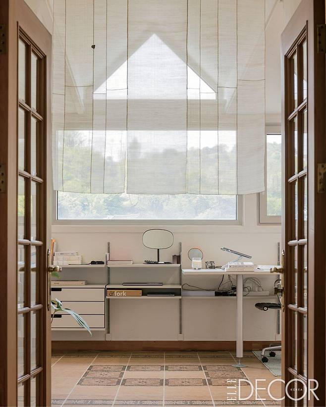 안방과 연결돼 있으나 하나의 독립 공간인 서재. 비초에 선반과 데스크를 남은 자리에 맞게 구성했다. 입구에 드리워진 발은 김수연 작가 작품.