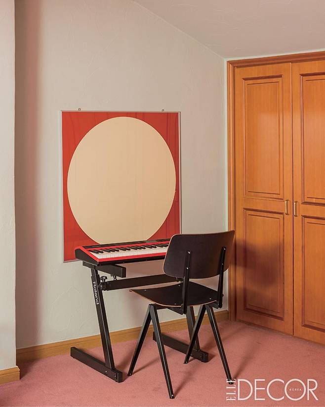 박공지붕 라인이 돋보이는 2층 다락 공간. 오른쪽에는 나무 붙박이장이 줄지어 서 있다. 김민정 대표가 작곡할 때 사용하는 초소형 신시사이저도 하나의 소품처럼 집과 잘 어울린다.