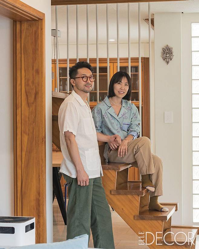 2층으로 향하는 계단에 앉은 송호성 · 김민정 부부.