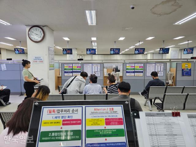 지난달 22일 찾은 서울 양천구 서울출입국·외국인청의 민원실에 앉은 외국인들이 자신의 순서가 돌아오길 기다리고 있다. 이유진 기자