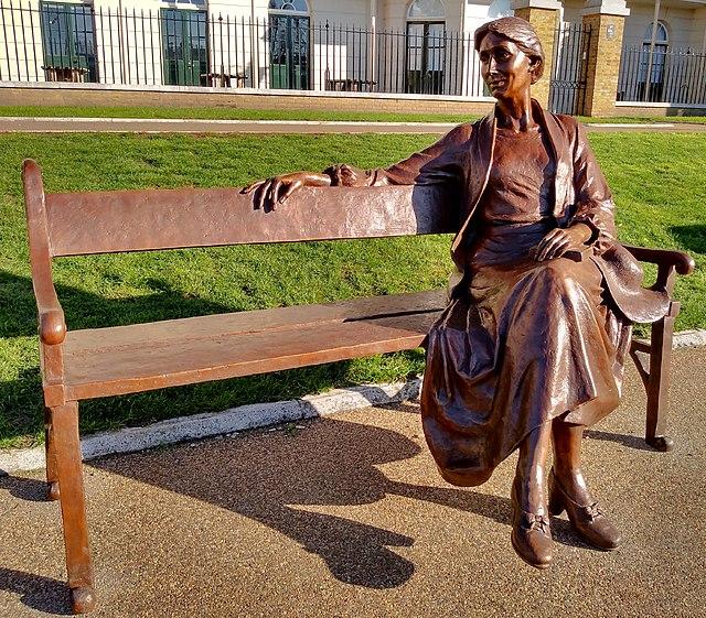 영국 런던에 있는 버지니아 울프의 동상. 위키미디어 커먼스