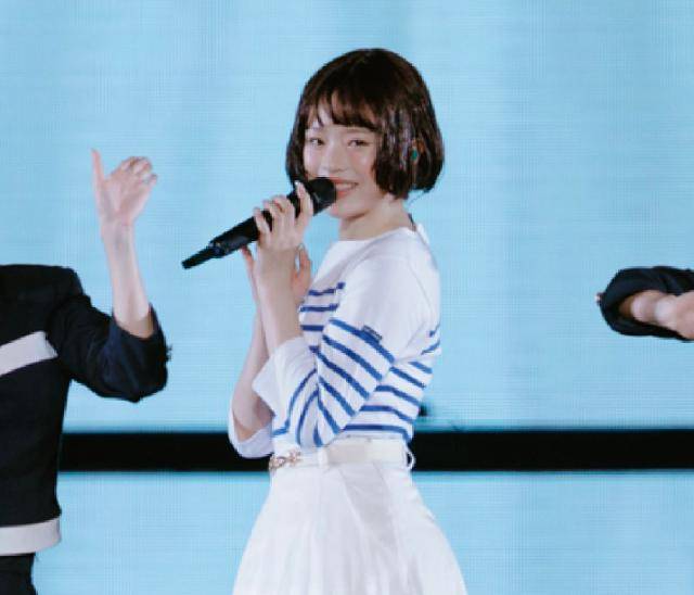 그룹 뉴진스 멤버 하니가 27일 일본 도쿄돔에서 연 팬미팅 공연 '버니즈 캠프 2024 도쿄돔'에서 일본에서 1980년대 큰 인기를 끌었던 마쓰다 세이코의 히트곡 '푸른 산호초'를 부르고 있다. 어도어 제공