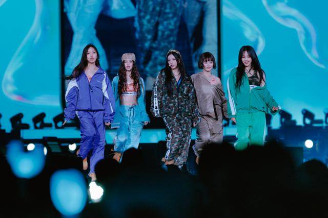 그룹 뉴진스가 27일 일본 도쿄돔에서 연 팬미팅 공연 '버니즈 캠프 2024 도쿄돔'에서 노래하고 있다. 어도어 제공