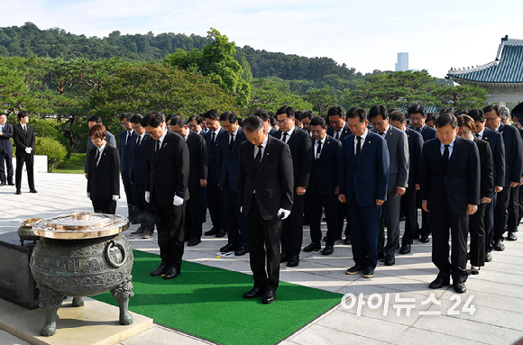 우원식 국회의장이 비롯한 주호영 국회부의장, 상임위원장단, 정당 원내대표들이 28일 오전 서울 동작구 국립서울현충원을 참배하고 있다. [사진=곽영래 기자]