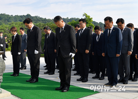 우원식 국회의장이 비롯한 주호영 국회부의장, 상임위원장단, 정당 원내대표들이 28일 오전 서울 동작구 국립서울현충원을 참배하고 있다. [사진=곽영래 기자]