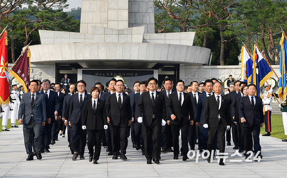 우원식 국회의장이 비롯한 주호영 국회부의장, 상임위원장단, 정당 원내대표들이 28일 오전 서울 동작구 국립서울현충원 참배를 마친 뒤 이동하고 있다. [사진=곽영래 기자]