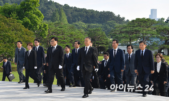 우원식 국회의장이 비롯한 주호영 국회부의장, 상임위원장단, 정당 원내대표들이 28일 오전 서울 동작구 국립서울현충원을 참배하고 있다. [사진=곽영래 기자]