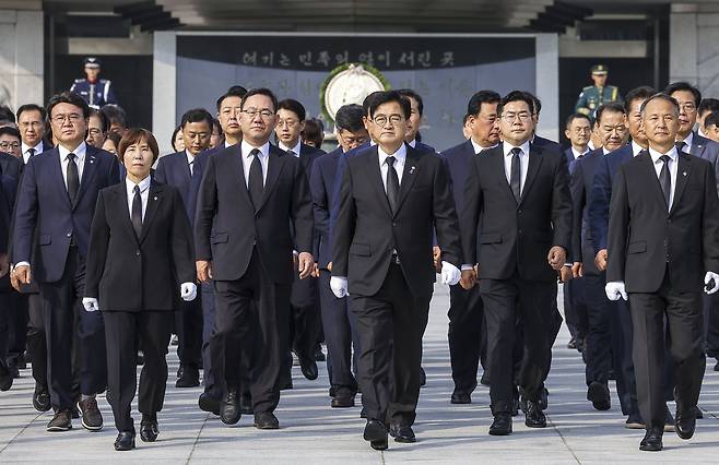 우원식 국회의장을 비롯한 참석자들이 28일 국립서울현충원에서 참배를 마친 뒤 이동하고 있다. 뉴시스