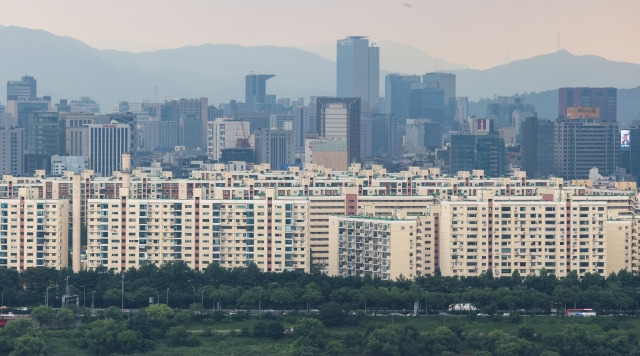 서울 응봉산에서 바라본 강남구 압구정현대아파트 모습. 연합뉴스