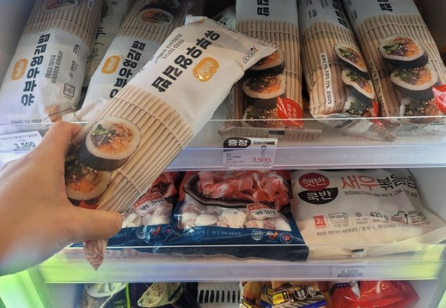 이마트24 매장에서 고객이 유부우엉 김밥을 구입하고 있다. 사진은 기사와 직접적인 관련이 없음. /사진제공=이마트24