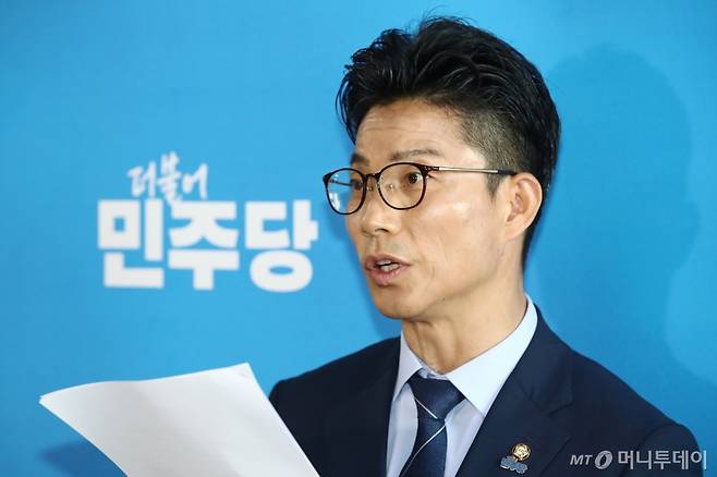 (서울=뉴스1) 이광호 기자 = 정을호 더불어민주당 전국당원대회준비위원회 대변인이 28일 오후 서울 여의도 국회에서 전국당원대회준비위원회 2차 회의 결과 브리핑을 하고 있다. 2024.6.28/뉴스1  Copyright (C) 뉴스1. All rights reserved. 무단 전재 및 재배포,  AI학습 이용 금지. /사진=(서울=뉴스1) 이광호 기자