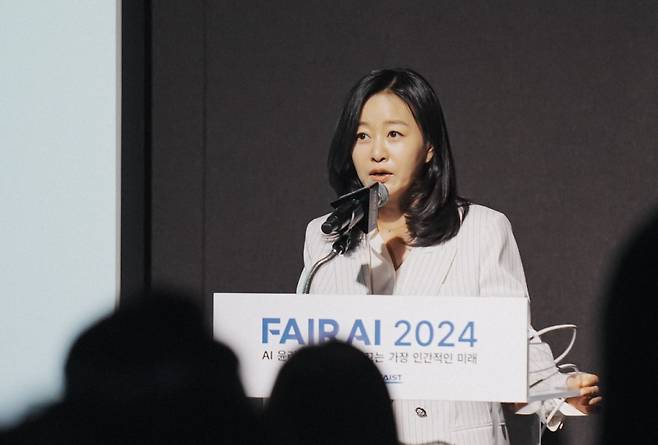 윤송이 NC문화재단 이사장이 27일 NC문화재단 사옥에서 열린 '페어(FAIR) AI 2024' 컨퍼런스에서 강연을 하고 있다. /사진=NC문화재단