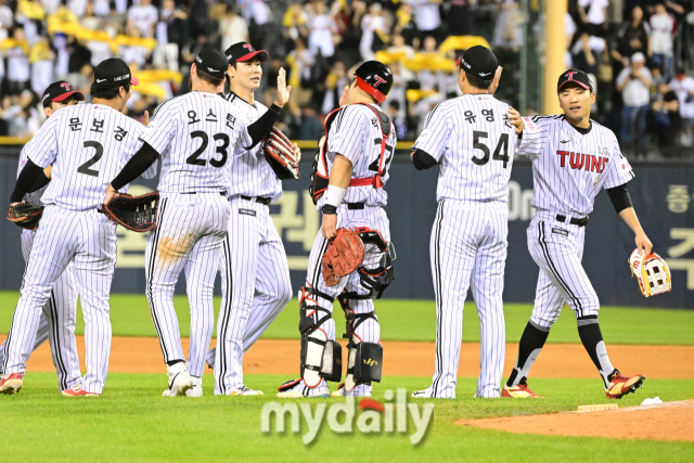 2024년 6월 14일 서울 잠실야구장에서 진행된 '2024 신한 SOL 뱅크 KBO 리그' 롯데-LG의 경기. LG가 5-3으로 승리한 뒤 하이파이브를 하고 있다./마이데일리