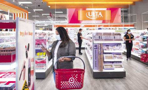 미국 백화점 화장품 매장에서 고객이 화장품을 고르고 있는 모습 [AP]