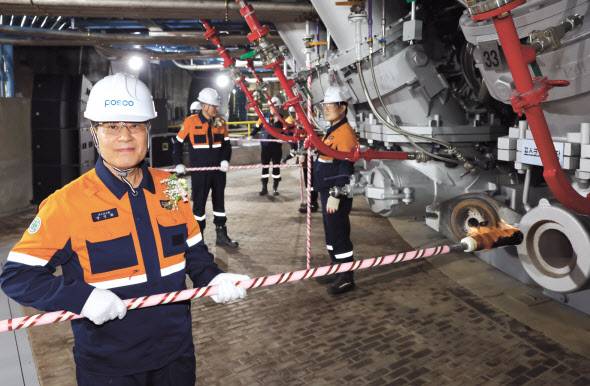 28일로 취임 100일을 맞은 장인화 포스코그룹 회장이 27일 포항제철소 4고로 풍구에 화입(고로 내부에 불씨를 넣는 작업)을 하는 모습 [포스코 제공]