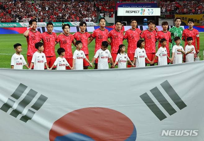 [서울=뉴시스] 황준선 기자 = 대한민국 축구 국가대표팀 선수들이 지난 11일 오후 서울 마포구 서울월드컵경기장에서 열린 2026 국제축구연맹(FIFA) 북중미 월드컵 아시아 지역 2차 예선 조별리그 C조 6차전 한국과 중국의 경기 시작 전 애국가를 부르고 있다. 2024.06.11. hwang@newsis.com