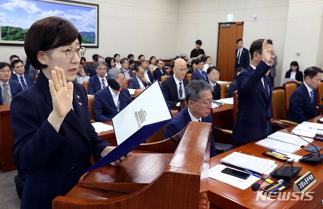 [서울=뉴시스] 조성봉 기자= 한화진 환경부 장관과 이정식 고용노동부 장관이 28일 오전 서울 여의도 국회에서 열린 환경노동위원회 전체회의에서 증인 선서를 하고 있다. 2024.06.28. suncho21@newsis.com