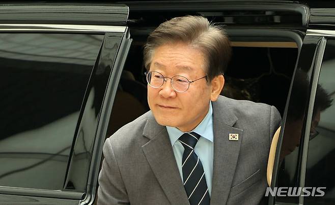 [서울=뉴시스] 홍효식 기자 = 이재명 더불어민주당 전 대표가 28일 서울 서초구 서울중앙지법에서 열린 '故김문기·백현동 허위 발언 공직선거법 위반 혐의' 관련 25차 공판에 출석하고 있다. 2024.06.28. yesphoto@newsis.com