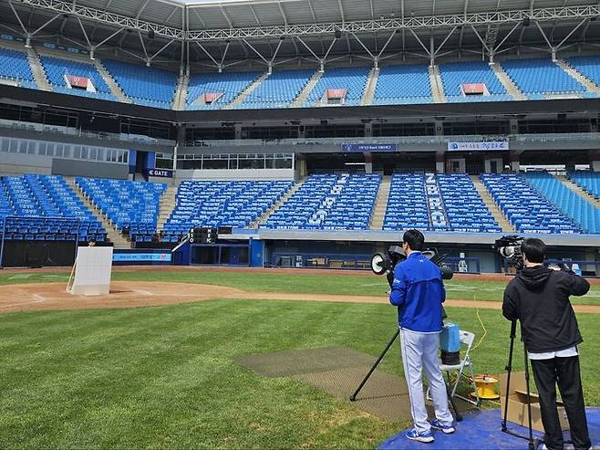 [서울=뉴시스] 일본야구기구(NPB) 관계자들이 한국야구위원회(KBO)를 방문해 올 시즌 KBO리그에 도입된 자동 투구 판정 시스템(ABS)을 살펴봤다. 사진은 KBO가 지난 4월 9개 구장에서 ABS의 정확성 테스트를 진행하는 모습. 2024.05.09. (사진=KBO 제공) *재판매 및 DB 금지