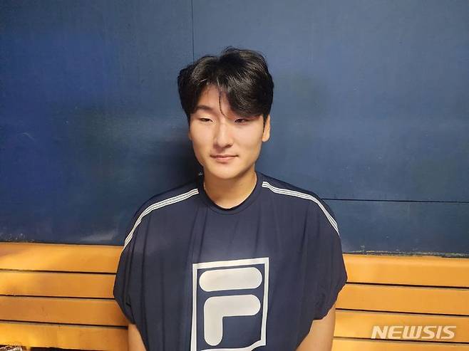 [서울=뉴시스] 김희준 기자 = 두산 베어스의 곽빈이 28일 잠실구장에서 벌어진 SSG 랜더스와의 경기에서 호투한 뒤 취재진과 인터뷰를 하고 있다. 2024.06.28jinxijun@newsis.com