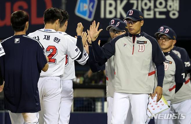 [서울=뉴시스] 이영환 기자 = 29일 오후 서울 송파구 잠실야구장에서 열린 2024 프로야구 KT 위즈와 두산 베어스의 경기, 12-6으로 승리한 두산 이승엽 감독이 선수들과 하이파이브를 하고 있다. 2024.05.29. 20hwan@newsis.com