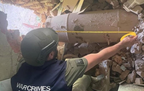 우크라이나 사법 당국이 27일(현지시간) 하르키우주 한 마을 가정집 벽을 타격한 러시아군의 활공폭탄 불발탄을 제거하는 작업을 진행했다. / 사진=하르키우 지방검찰청 텔레그램