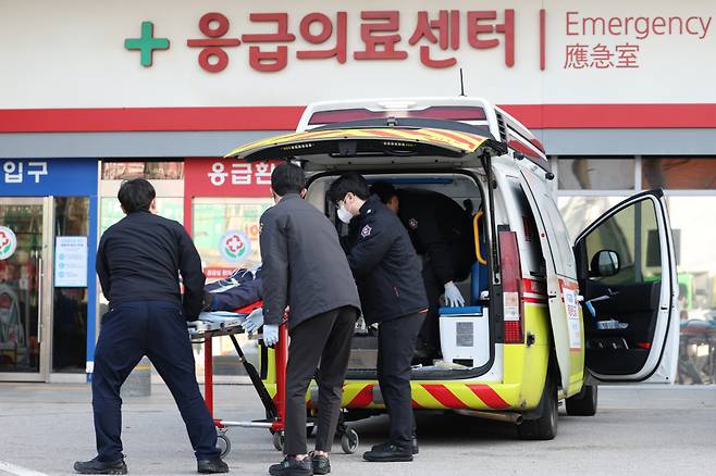 광주 동구 전남대병원 응급실 앞에서 119 구급대가 위급환자를 이송하고 있다. ⓒ연합뉴스