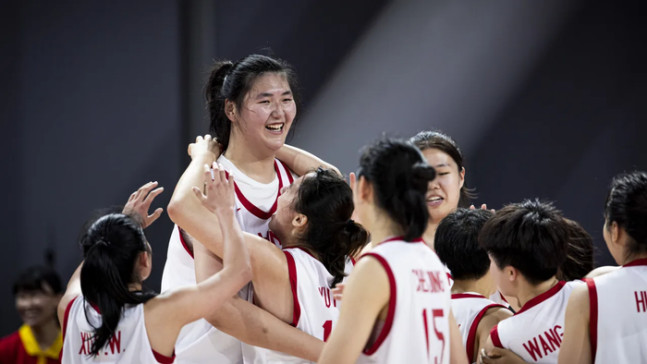 중국 선수들이 26일 일본을 꺾은 뒤 장쯔위를 껴안으며 기뻐하고 있다 FIBA 홈페이지