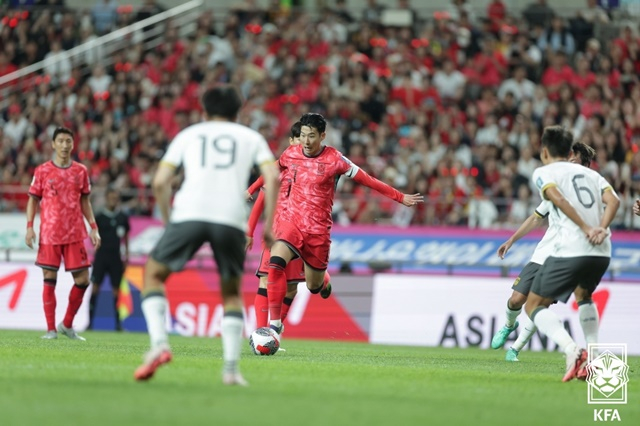 경기에 집중하는 손흥민(가운데). /사진=대한축구협회 제공