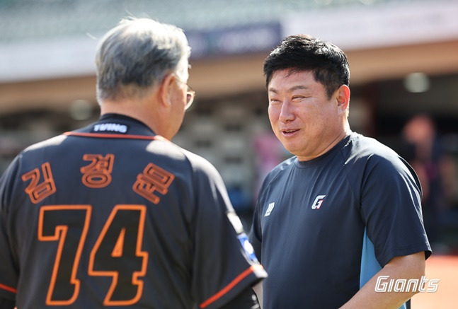 한화 김경문 감독(왼쪽)과 롯데 김태형 감독이 28일 사직 경기를 앞두고 인사하고 있다. /사진=롯데 자이언츠 제공