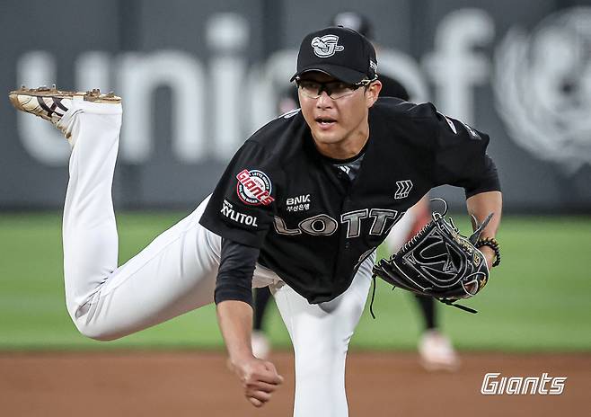 롯데 자이언츠 투수 박세웅이 27일 부산 사직야구장에서 열린 2024 신한 SOL Bank KBO리그 KIA 타이거즈와의 팀 간 11차전에 선발등판, 6이닝 5피안타 4볼넷 4탈삼진 1실점을 기록하며 팀의 11-2 대승을 견인했다. 사진 롯데 자이언츠