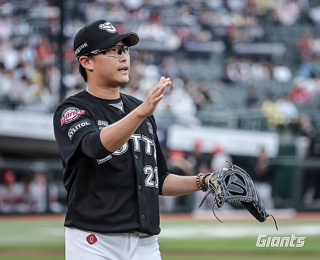 롯데 자이언츠 투수 박세웅이 27일 부산 사직야구장에서 열린 2024 신한 SOL Bank KBO리그 KIA 타이거즈와의 팀 간 11차전에 선발등판, 6이닝 5피안타 4볼넷 4탈삼진 1실점을 기록하며 팀의 11-2 대승을 견인했다. 사진 롯데 자이언츠