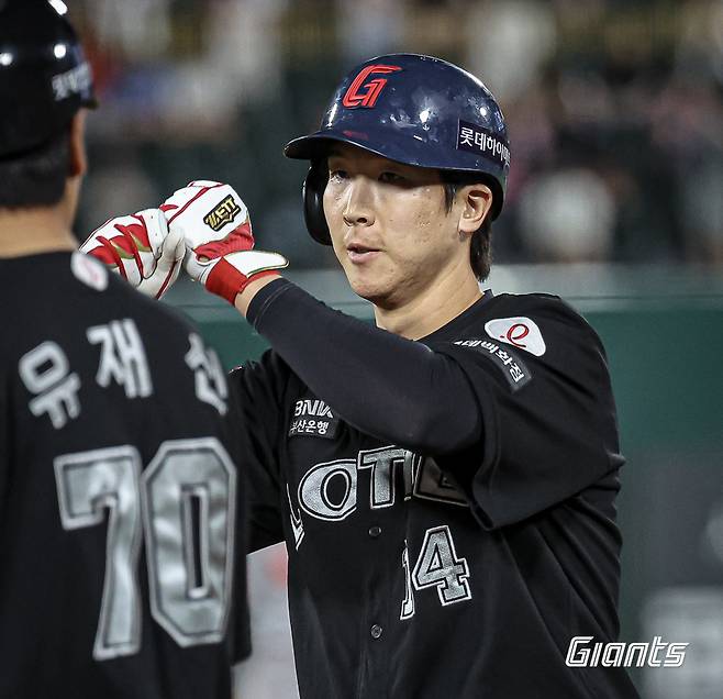 고승민이 빠진 롯데 내야진에 활력을 불어넣고 있는 내야수 최항. 25일 부산 사직야구장에서 열린 2024 신한 SOL Bank KBO리그 KIA 타이거즈와 롯데 자이언츠의 경기, 롯데 최항이 안타를 날린 후 세리머니를 하고 있다.  롯데 자이언츠